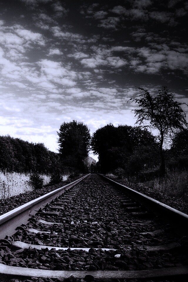 Уходящие в даль рельсы обои