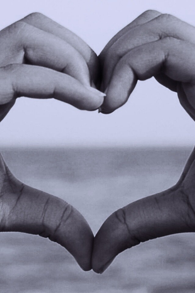 Руки сложенные сердечком обои