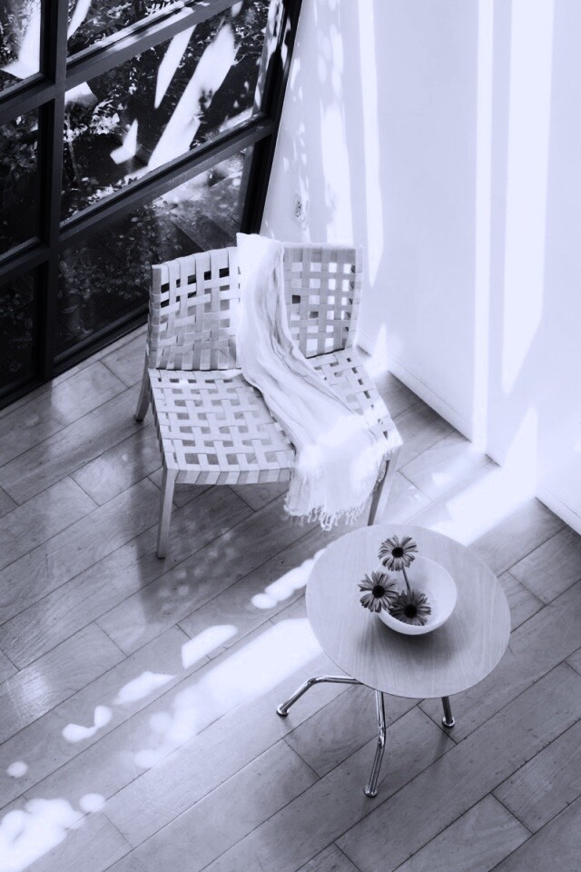 Стул, столик и цветы в комнате обои