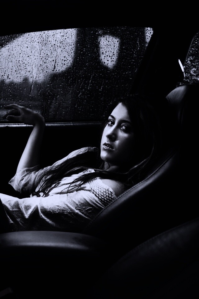 Девушка в автомобиле обои