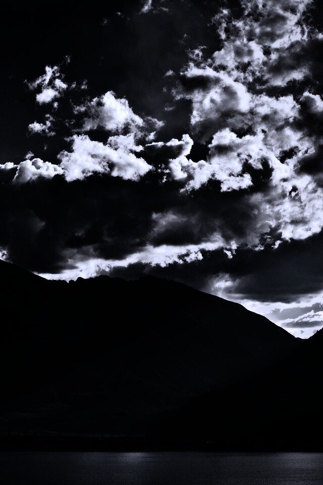 Свет на склонах гор обои