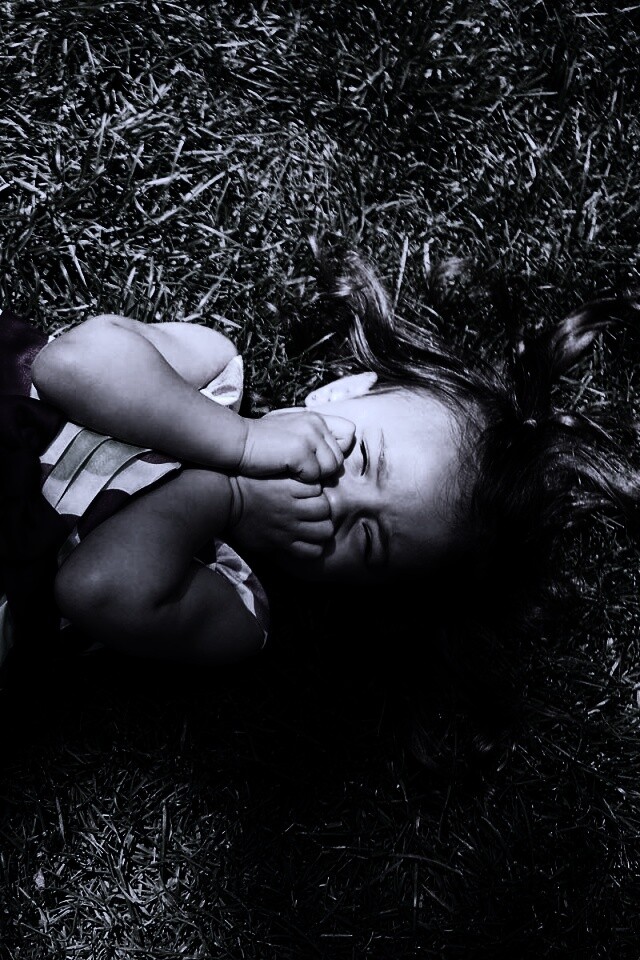 Девочка на траве обои