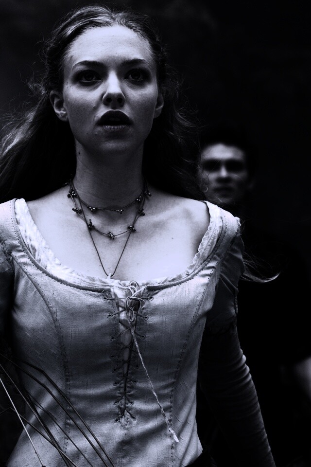 Аманда Сейфрид в Красной Шапочке обои