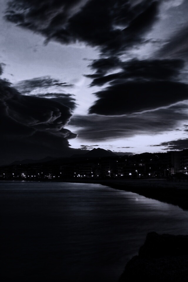 Красивый закат над городом у моря обои