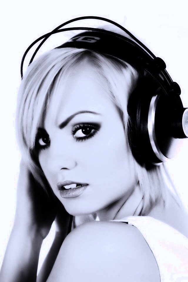 Девушка в наушниках обои