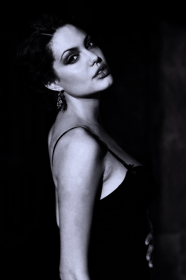 Анджелина Джоли в черном платье обои