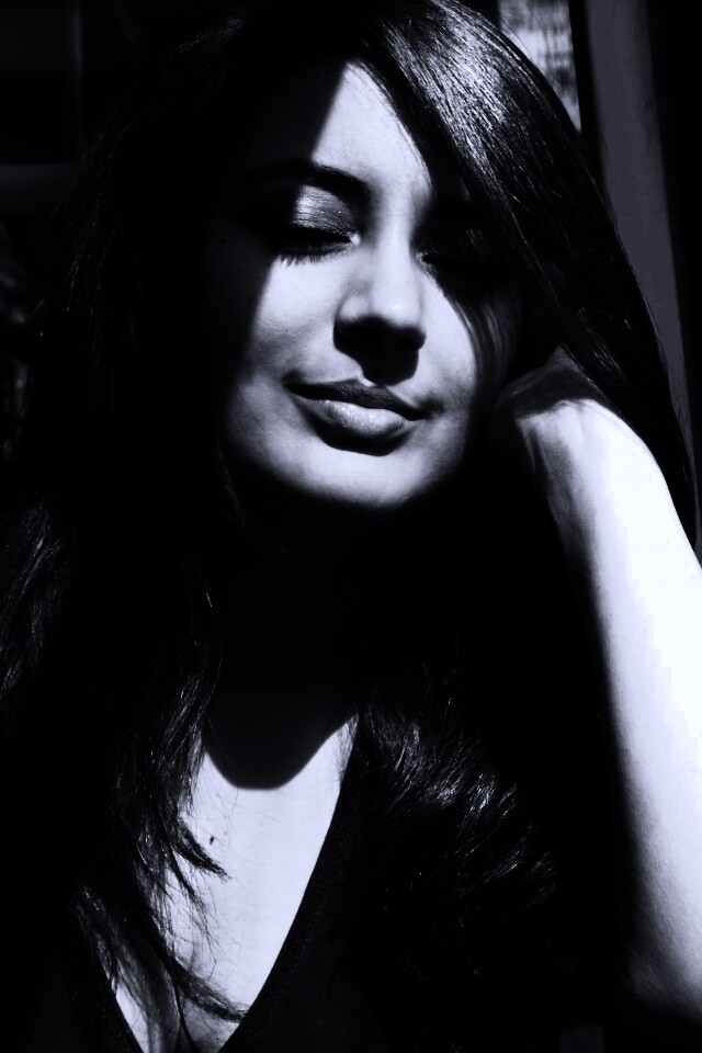 Девушка с закрытыми глазами в электричке обои