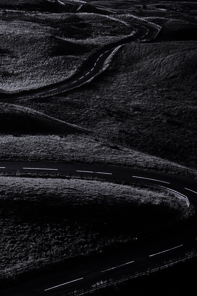 Дорога петляет меж холмов обои