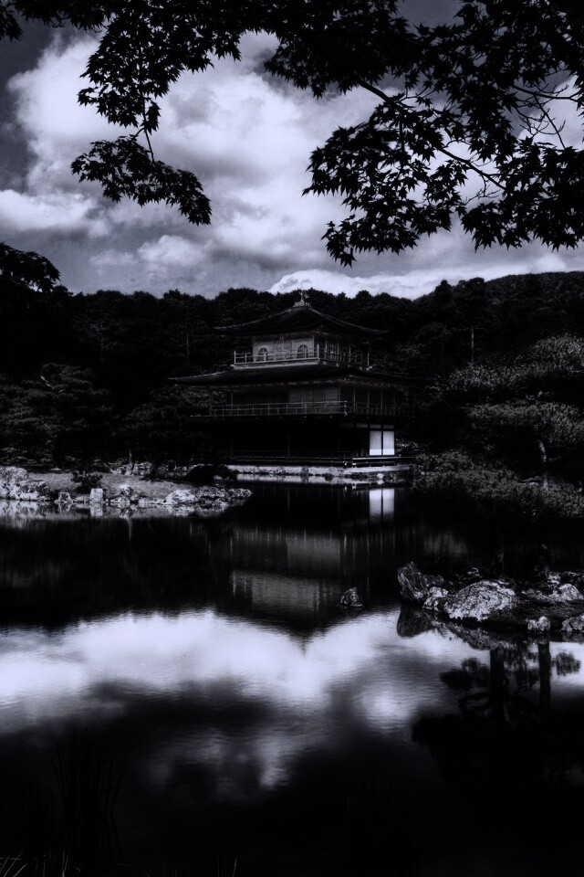 Японский домик на берегу озера обои