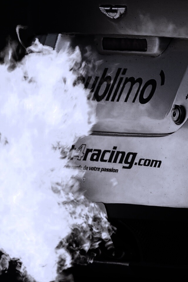 Огонь из выхлопной трубы гоночного Aston Martin обои