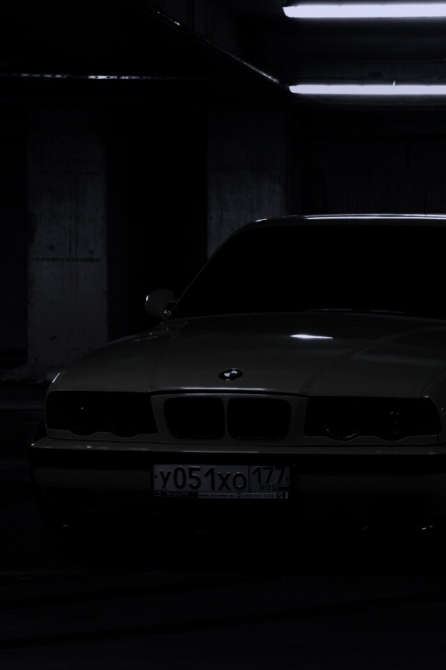 BMW M5 на стоянке обои