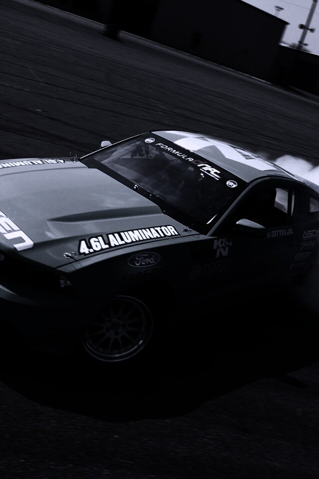 Мустанг дрифтует обои