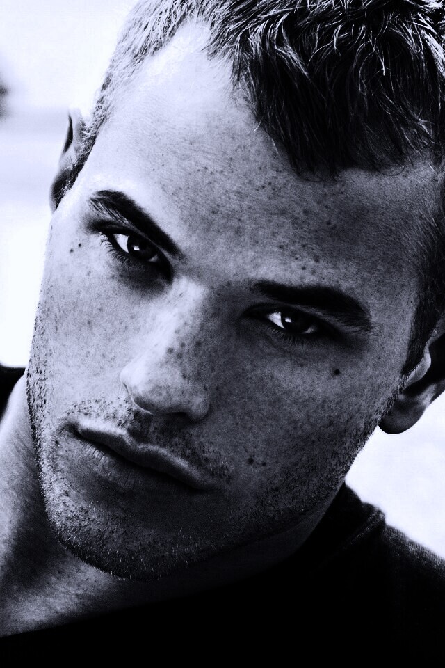 Келлан Латс обои