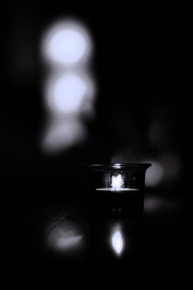 Свеча во тьме обои