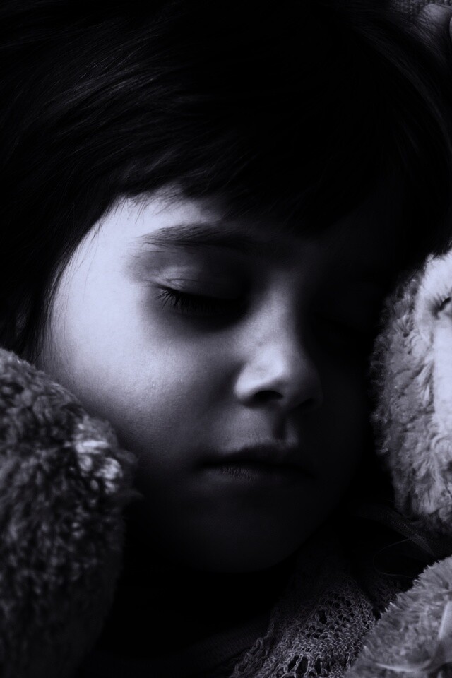 Девочка спит с мишками в обнимку обои