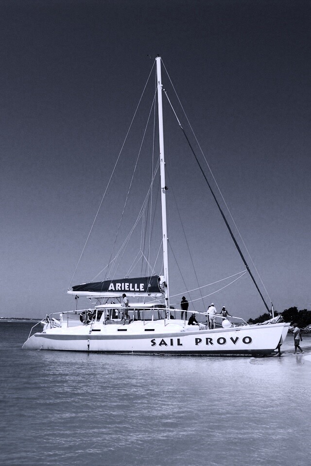 Яхта в голубой лагуне обои