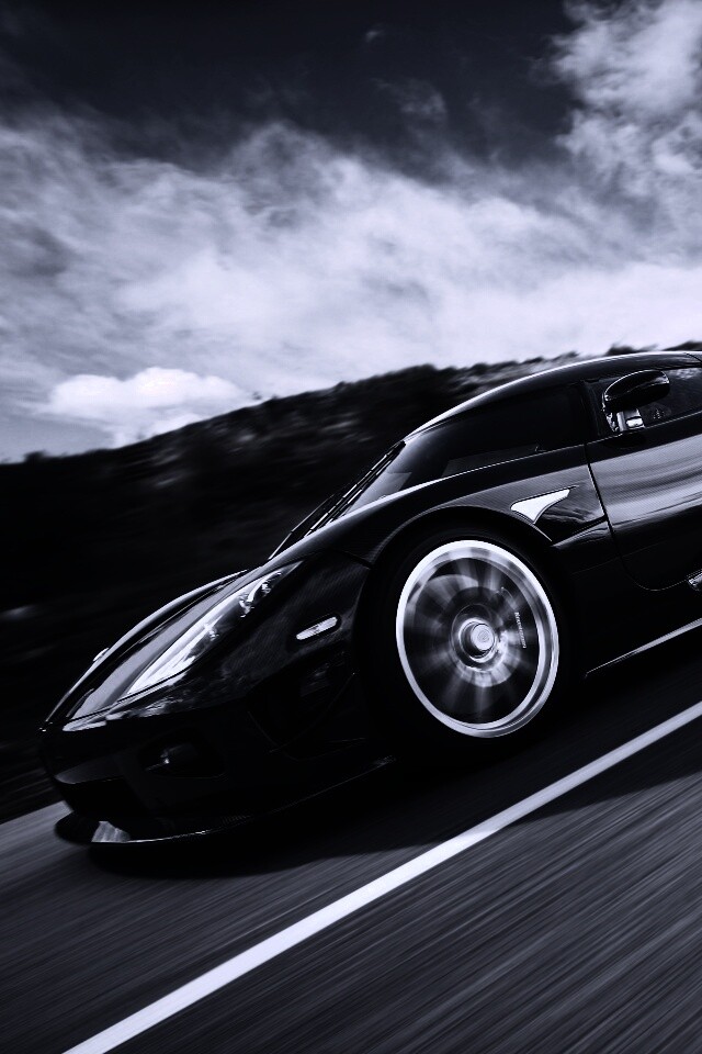 Автомобиль Koenigsegg мчится по трассе обои