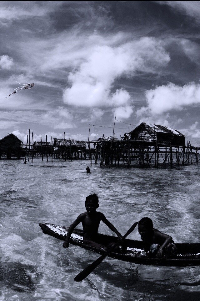 Дети в лодке у поселения туземцев обои