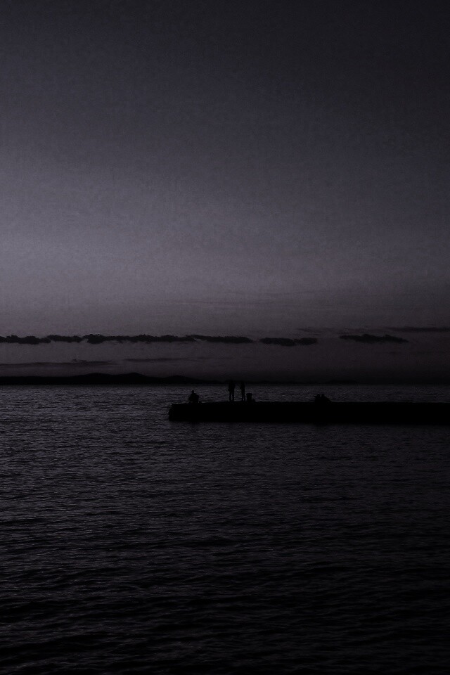 Одинокая пристань на озере обои