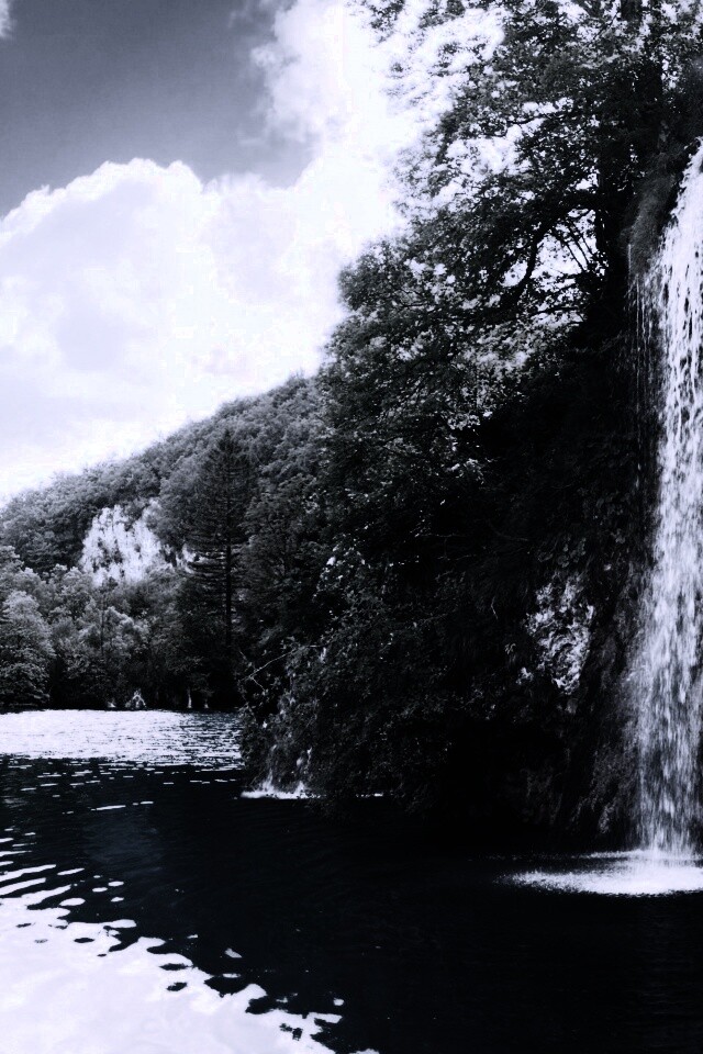 Водопад у реки обои