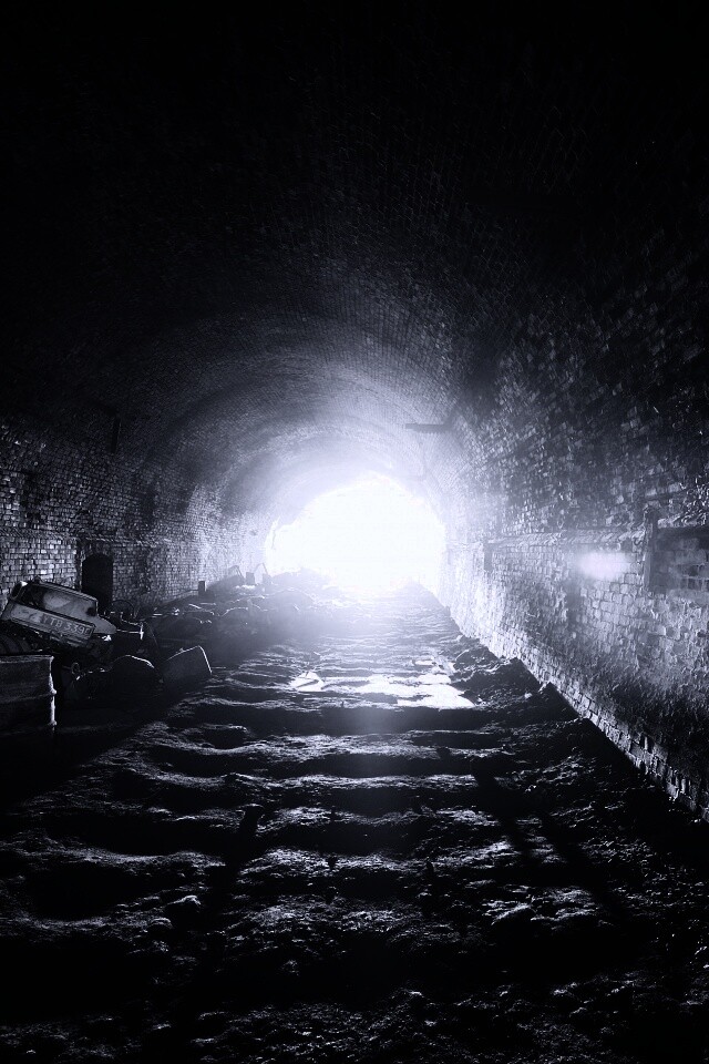 Захламленный тоннель обои