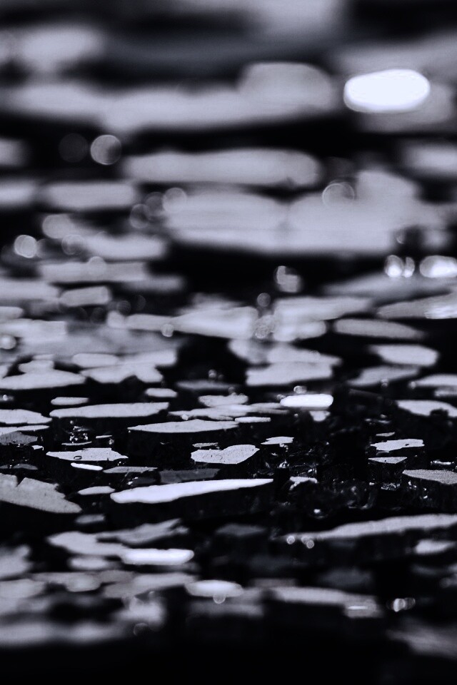 Битое стекло в лучах солнца обои