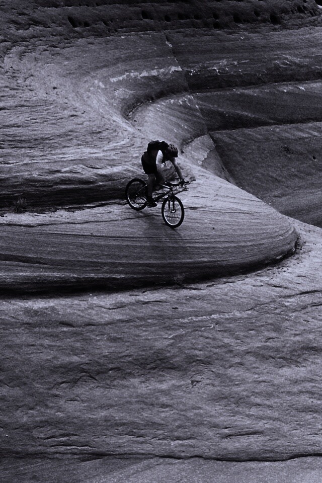 Опасный спуск на велосипеде обои
