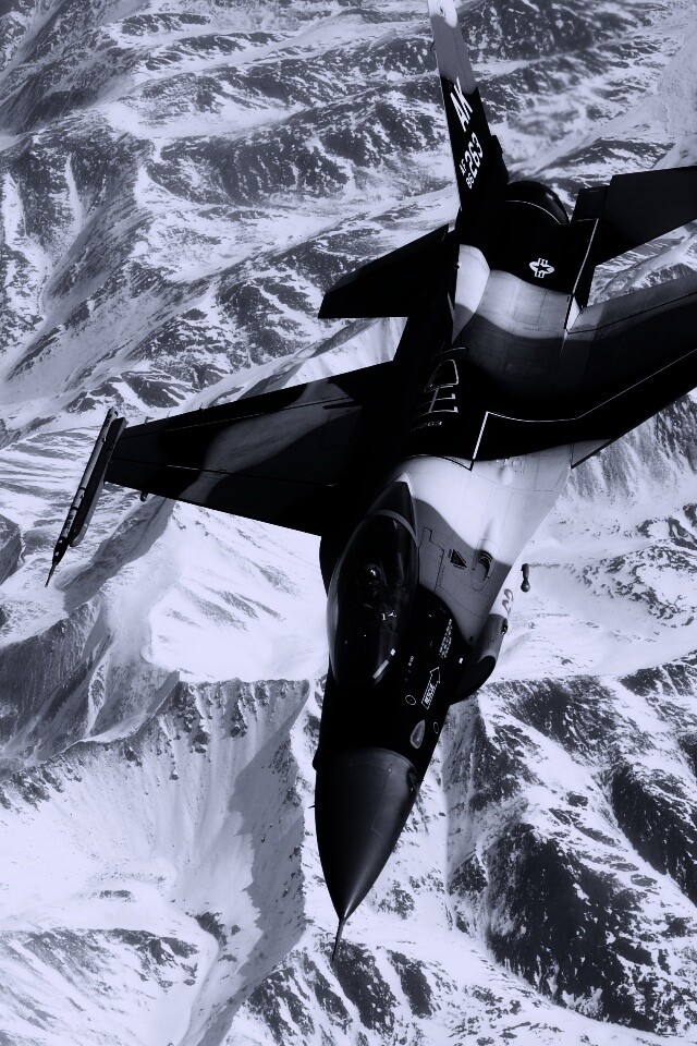 Истребитель над снежными пиками гор обои