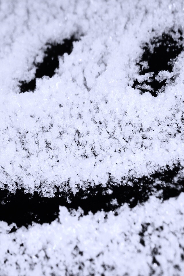 Смайлик на заснеженном стекле обои