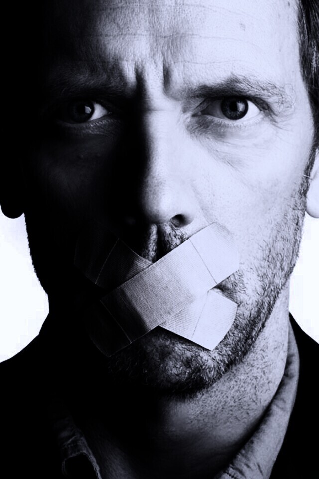 Хаус с пластырем на рту обои