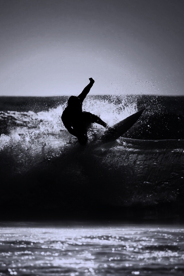 Сёрфер поймал волну обои