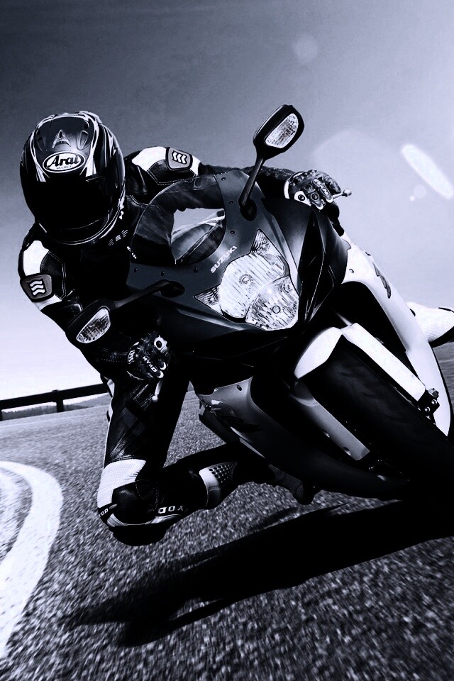 Мотоциклист на повороте обои