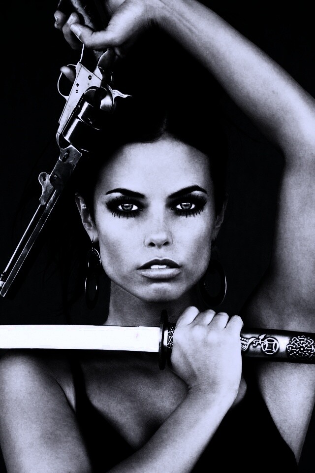 Девушка с мечом и пистолетом обои