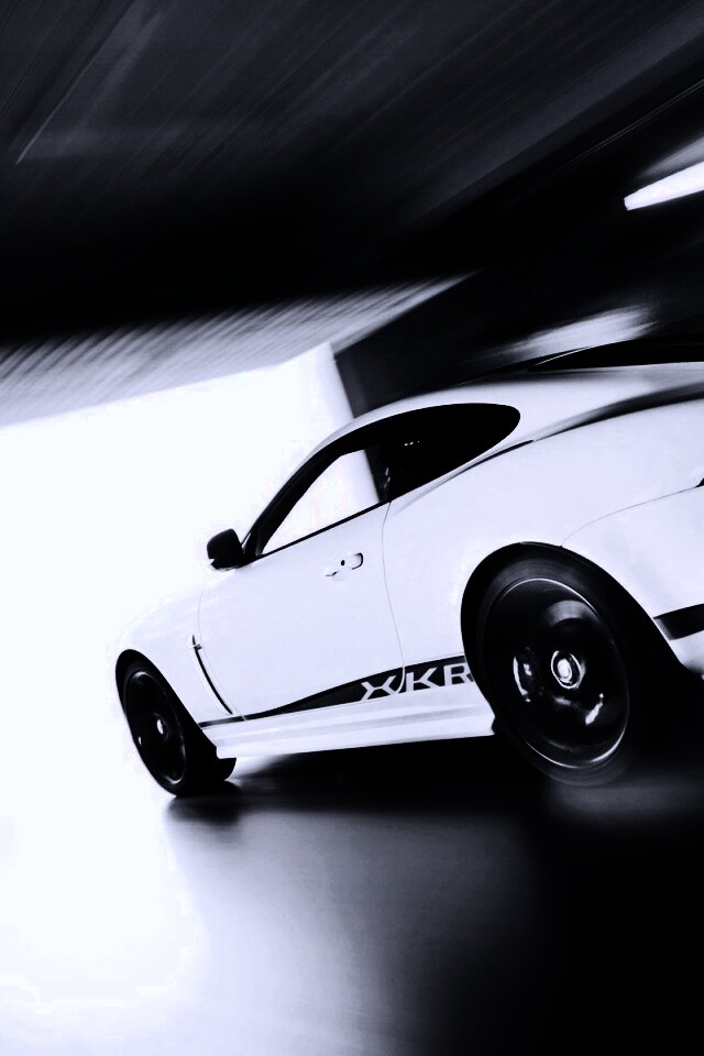 Белый ягуар в гараже обои