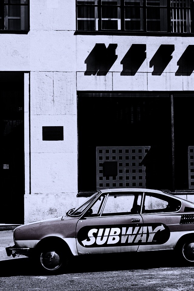 Реклама Subway на машине в Праге обои