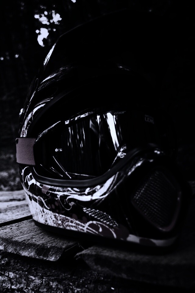 Шлем на лесной велотрассе обои