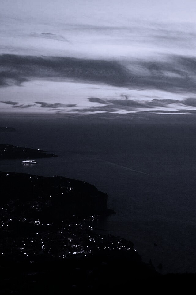 Городок у моря обои