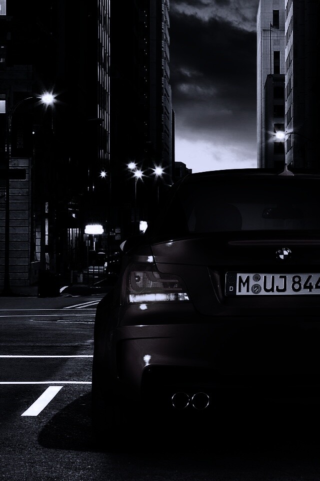 BMW M1 на улицах города обои