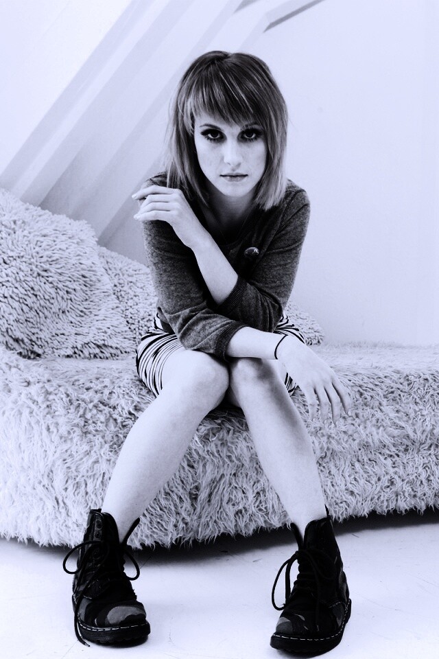 Рыжая в комнате обои