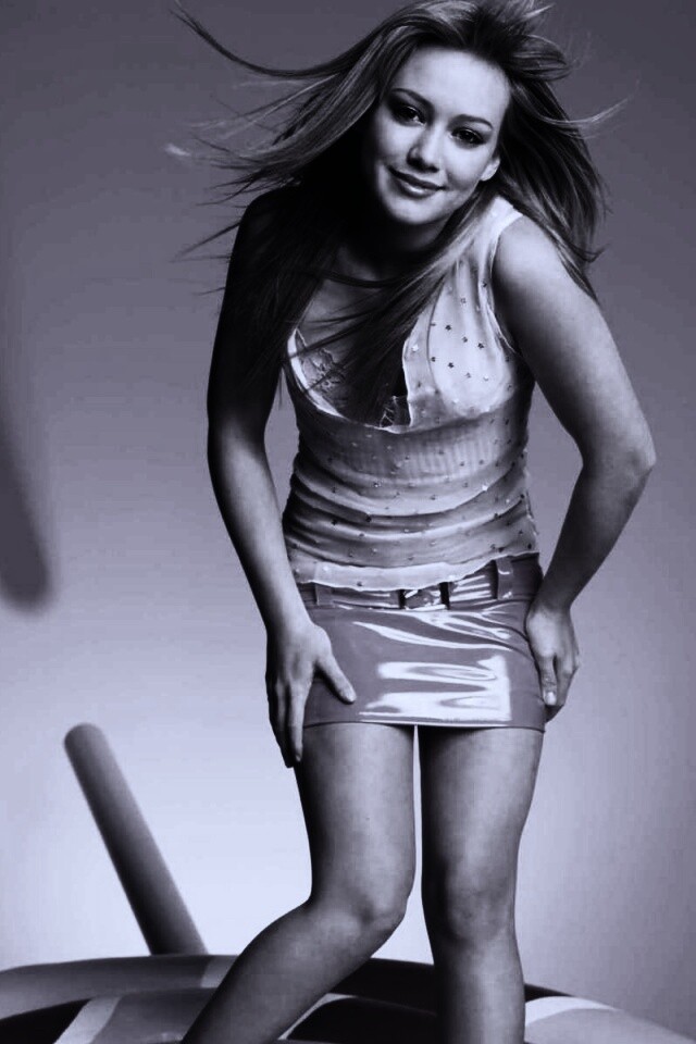 Хилари Дафф в кожаной миниюбке обои