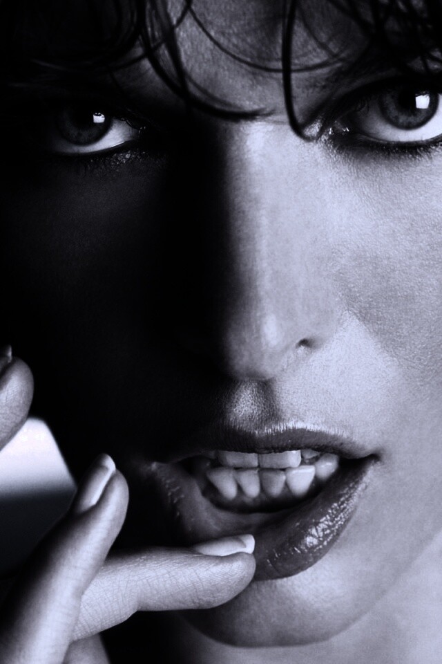 Мила Йововчи крупным планом обои