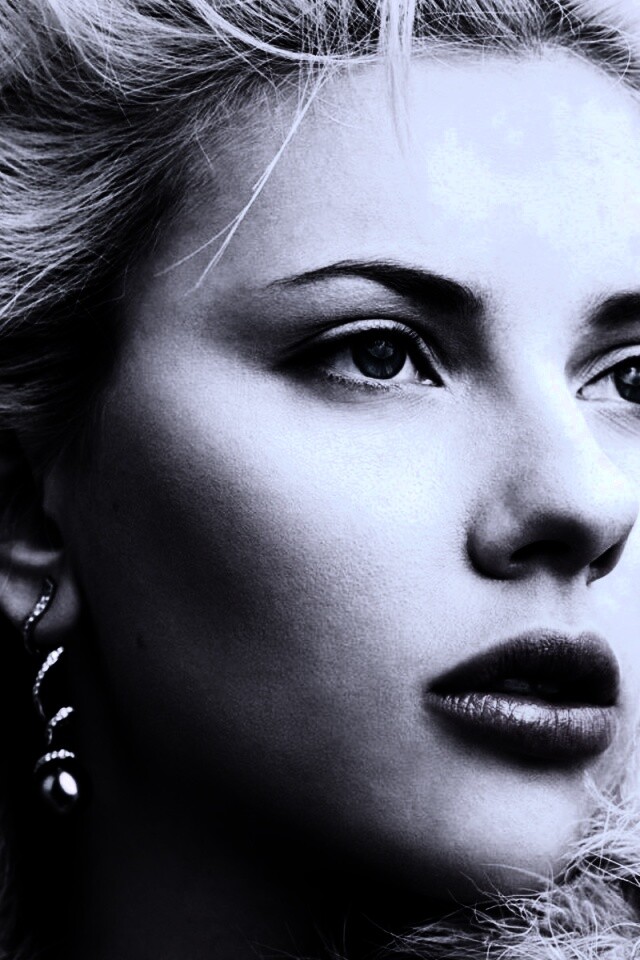 Скарлет Йохансон со змеиными серьгами обои