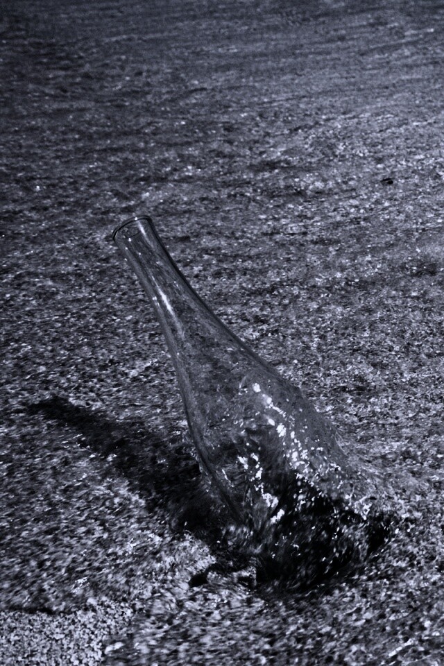 Бутылка в песке у воды обои