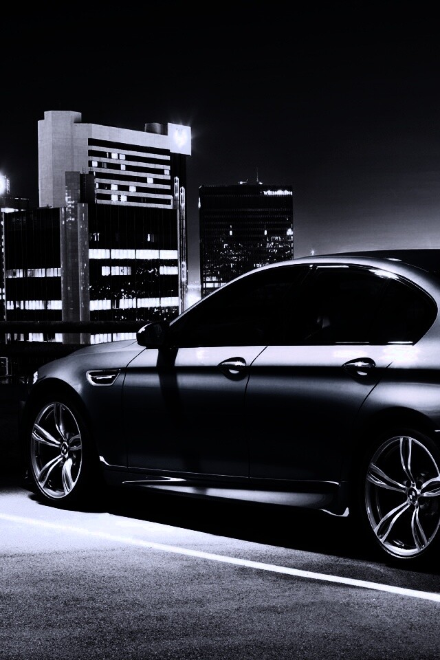 BMW F10 на городской парковке обои