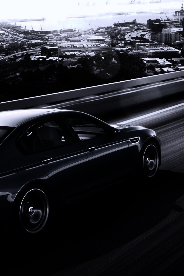 BMW F10 M5 на скоростной автостраде обои