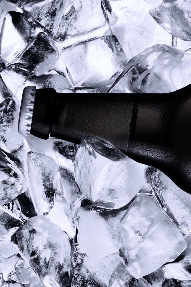 Бутылка пива во льду обои