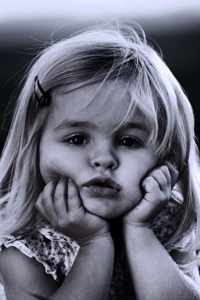 Малышка грустит обои