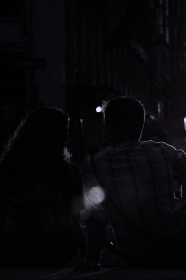 Девушка и парень с велосипедом на закате обои