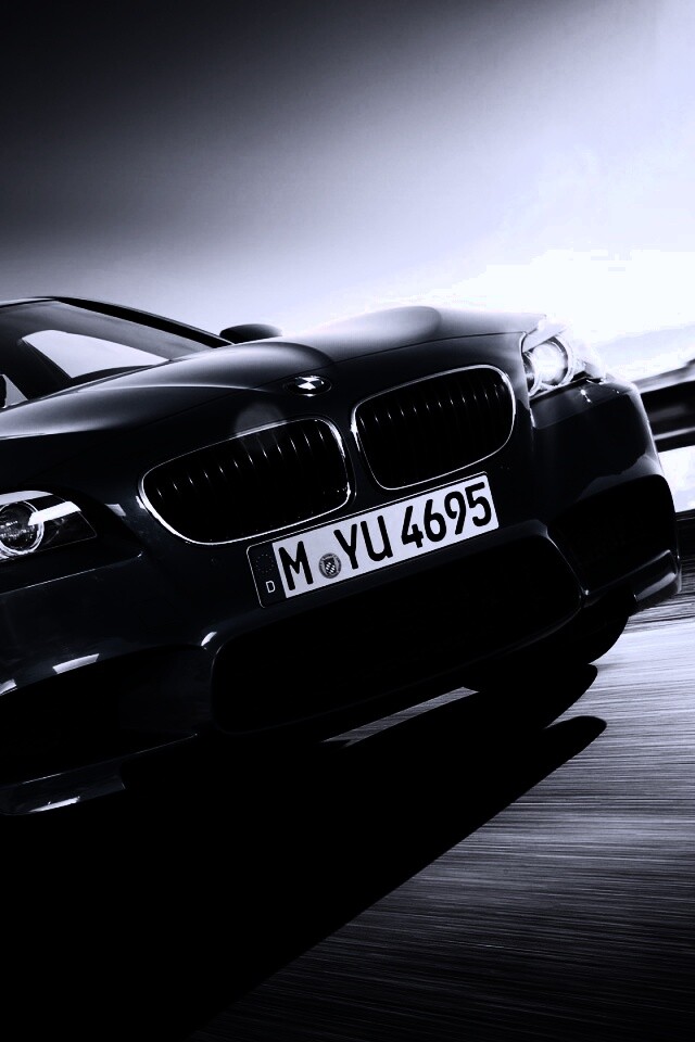 Синий БМВ на трассе обои