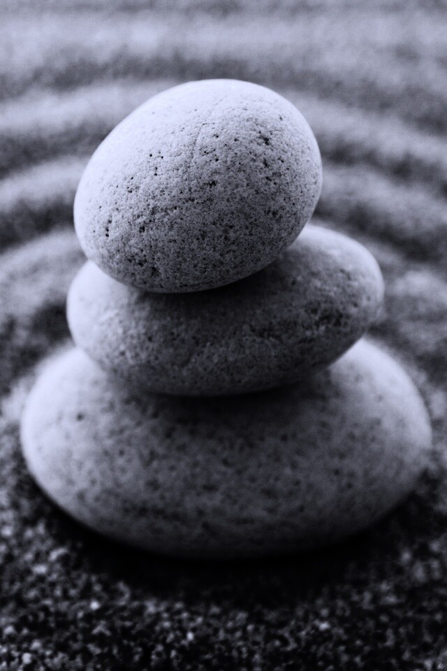 Пирамидка в саду камней обои